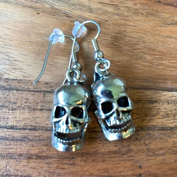 💀 Metallic Skull Dangle Earrings Silver Tone Goth Punk Halloween Vibes - Picture 1 of 6